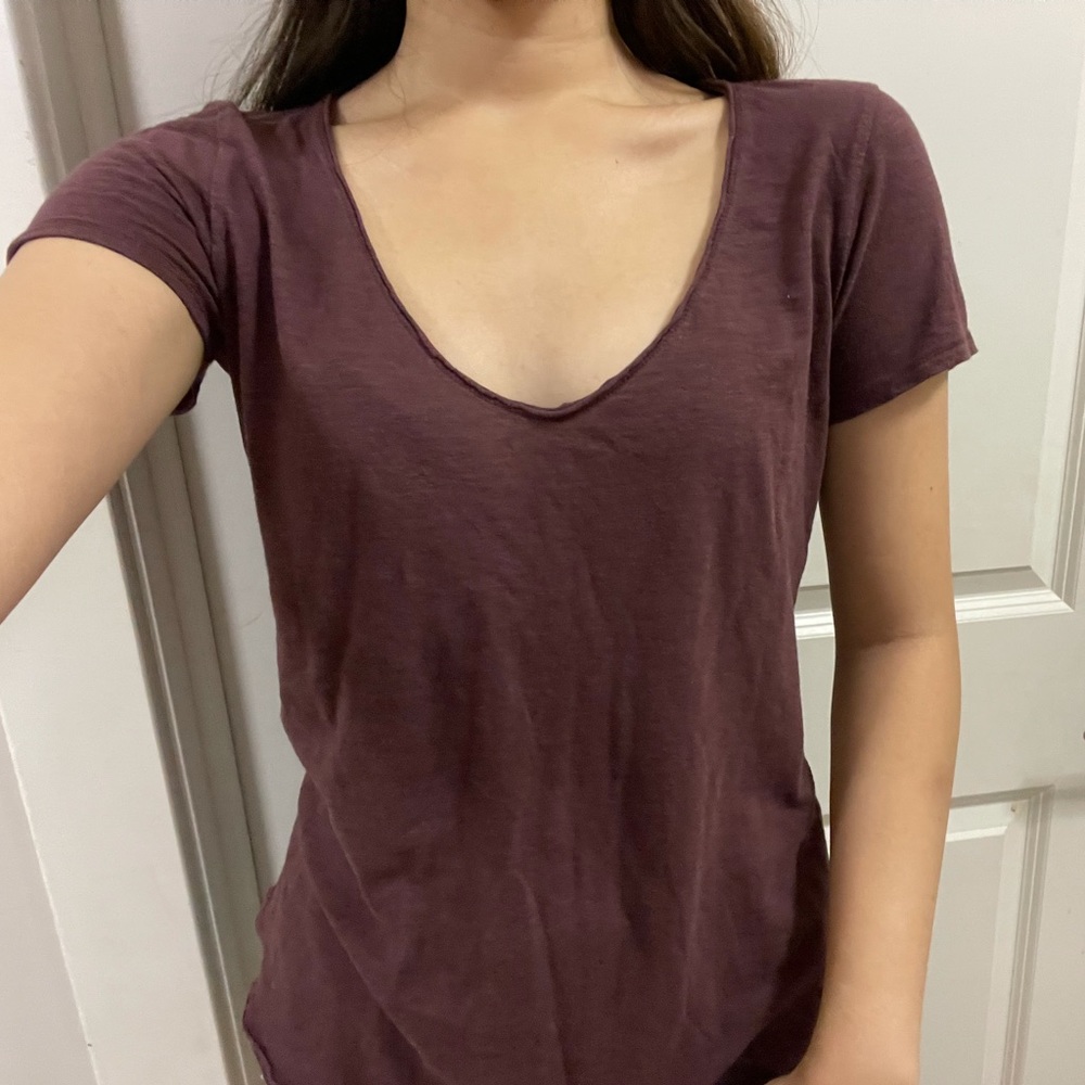 Abercrombie & Fitch burgundy V neck t shirt M